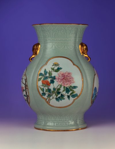 Um vaso fino e muito raro da família rosa celadon com um esmalte de prunus e rosas delineado em dourado, um dos quatro esmaltes representando as "Flores das Quatro Estações", 1735-1795 de Chinese School