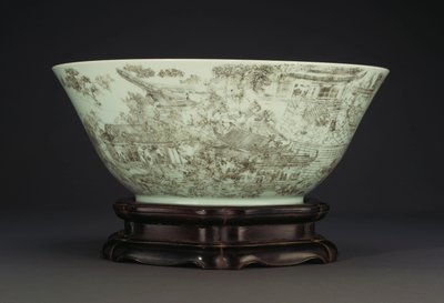 Uma grande tigela de porcelana incisa representando uma cena contínua de mulheres nos jardins do palácio, 1796-1820 de Chinese School