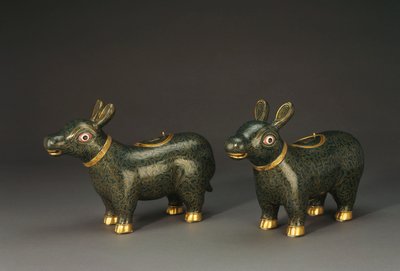 Um par de anta de esmalte cloisonne forma vasos de Chinese School