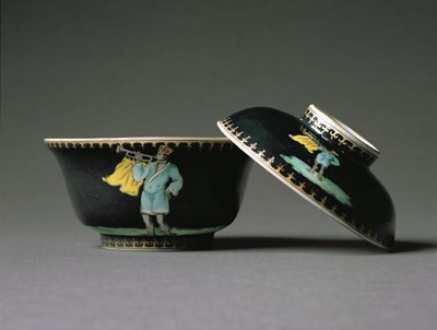 Um sugarbowl e cobertura, período de Qianlong (1736-95) c.1740 (porcelana) (veja também 314530) de Chinese School