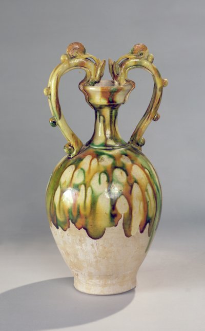 Ânfora com alças em forma de cabeças de dragão com um esmalte de três cores, Dinastia Tang, 618-907 (cerâmica) de Chinese School