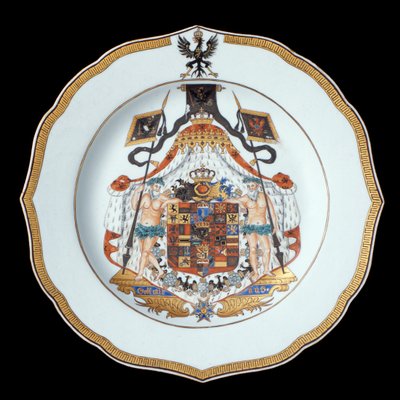 Um Prato de Jantar Armorial, período de Qianlong (1736-95) c.1755 (porcelana) de Chinese School