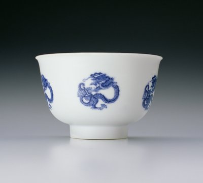 Taça, decorada com roldanas de dragão, marca Kangxi e período 1662-1722 (porcelana com underglaze azul) (ver também 142285) de Chinese School