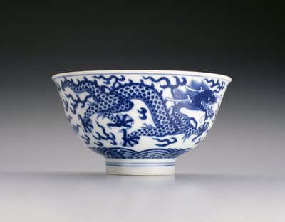 Taça com Dragões e Ondas, marca Xianfeng e período 1851-61 (porcelana com subvidrado azul) (ver também 142299) de Chinese School