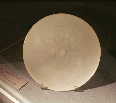 Taça com decoração floral incisa, de Nanchang, Província de Jiangxi, Dinastia Sung, séc. XII-XIII (porcelana) de Chinese School