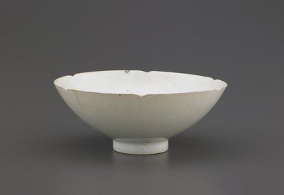Tigela com borda entalhada, Jingdezhen, província de Jiangzi, dinastia Song do Norte ou do Sul (cerâmica) de Chinese School