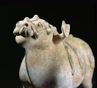 Bull, Período dos Reinos Combatentes (1027-220 aC) (faiança) (detalhe) (ver 176595) de Chinese School