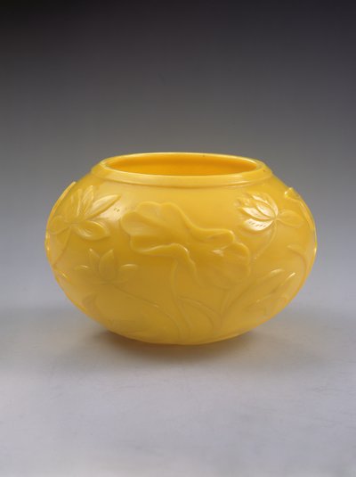 Tigela esculpida, período Qianlong (1736-95) (vidro colorido) (ver também 272125) de Chinese School