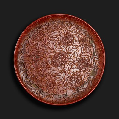 Prato esculpido com a marca de Xuande (1426-36) na base, chinês (laca vermelha sobre madeira) de Chinese School