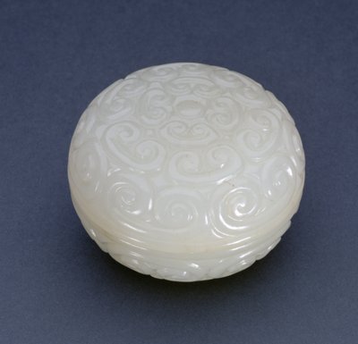 Caixa Circular Seal-Paste do estilo Guri laquer com pergaminhos lingzhi, dinastia Ming (pedra branca) (ver também 241120) de Chinese School