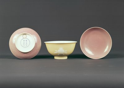 Taça Circular, período Chien Lung (1736-95) (cerâmica) de Chinese School