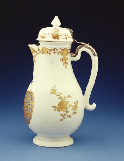 Cafeteira da forma Meissen decorada predominantemente em dourado com os braços de Gustav Gabriel Loodh, período Qianlong (1736-95) (porcelana) (vista lateral de 210133) de Chinese School
