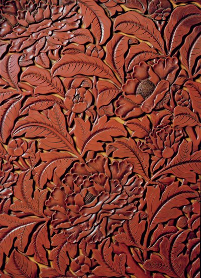 Detalhe de um prato esculpido com a marca de Xuande (1426-36) na base, chinês (laca vermelha na madeira) de Chinese School