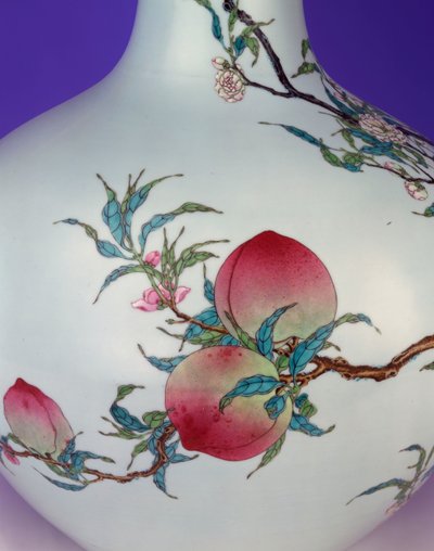 Detalhe de uma magnífica família rosa vaso globular de nove pêssegos, 1735-1795 de Chinese School