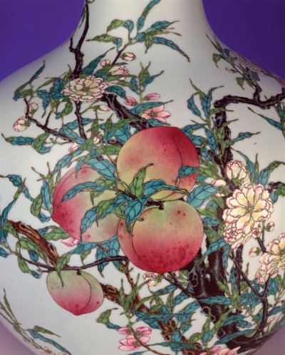 Detalhe de um magnífico vaso globular de nove pêssegos da família Rose, 1735-1795 de Chinese School