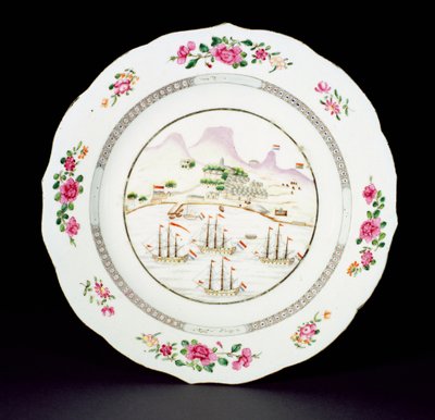 Jantar prato pintado em famille rose esmaltes mostrando Table Mountain e quatro navios voando a bandeira holandesa fora do cabo da boa esperança, período de Qianlong (1736-95) c.1770 (porcelana) de Chinese School