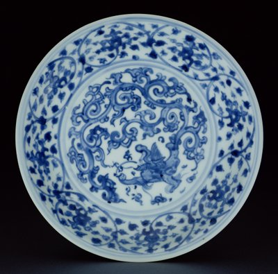 Prato pintado com um dragão (porcelana) de Chinese School
