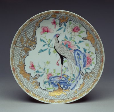 Prato pintado com um pássaro de cauda longa, pedras e flores, período de Yongzheng, 1725-35 (porcelana casca de ovo) de Chinese School