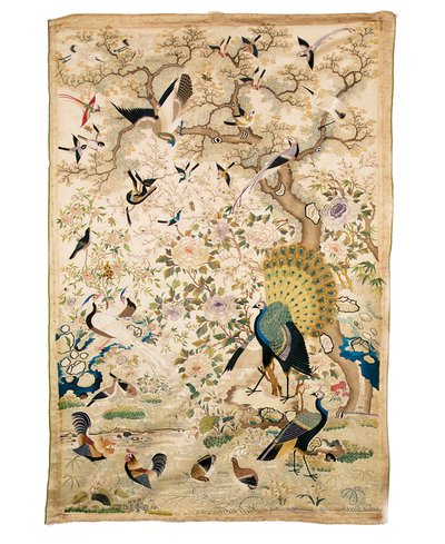 Painel bordado com um par de pavões e numerosos outros pássaros sob uma árvore retorcida com peônias e flores de prunus, Cantão de Chinese School