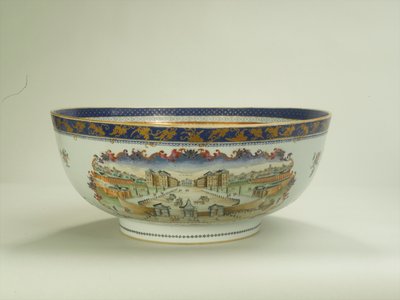 Famille rose punch bowl com painel foliáceo oval representando o Hospital Foundling na década de 1750, período Qianlong (1736-95) c.1790 (cerâmica) (ver também 294699) de Chinese School