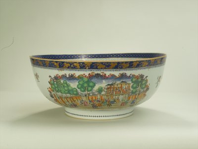 Famille rose punch bowl com painel foliáceo oval representando o Grand Walk, Vauxhall Gardens na década de 1750, Qianlong período (1736-95) c.1790 (cerâmica) (ver também 294698) de Chinese School