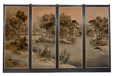 Ecrã quádruplo com painéis de veludo, tecido com uma paisagem de rio em tons de grisaille de Chinese School