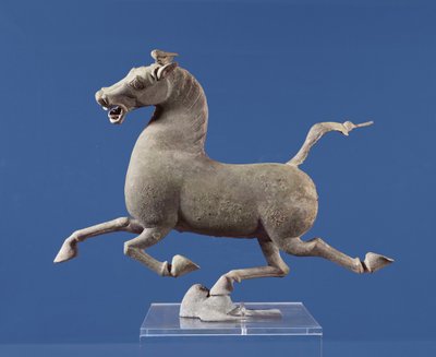 Cavalo galopando com um casco descansando em uma andorinha, do túmulo em Wu-wei, Kansu, Dinastia Han Oriental (bronze) de Chinese School