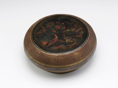 Caixa circular de painel lacado e cestaria, 17º aniversário (lacagem preta sobre núcleo de madeira com pigmentos policromos dourados e cestaria de bambu) de Chinese School