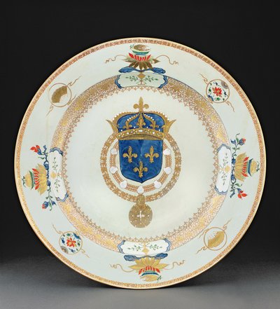 Grande carregador heráldico com as armas do rei da França, c.1730 (porcelana) de Chinese School