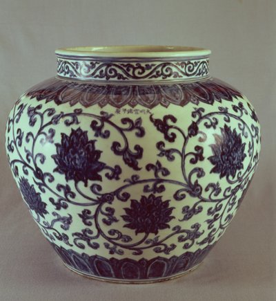 Grande vaso Ming azul e branco com a marca Hsuan Te, 1426-35 de Chinese School