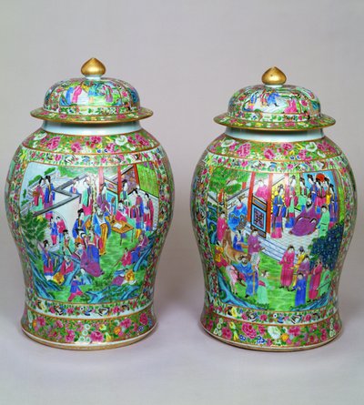 Par de vasos de balaústre rosa da família Canton e tampas em forma de cúpula, início do século 19 de Chinese School