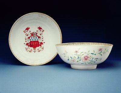 Par de taças decoradas em esmaltes rosa famille com os braços de Joynes, período Yongzheng (1723-35) (porcelana) de Chinese School