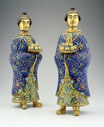 Par de atendentes femininas, período Qianlong, 1736-95 (cloisonne esmalte) de Chinese School