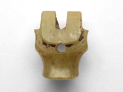 Pingente em forma de cabeça bovina, retrabalhada, c.1100-1000 aC de Chinese School