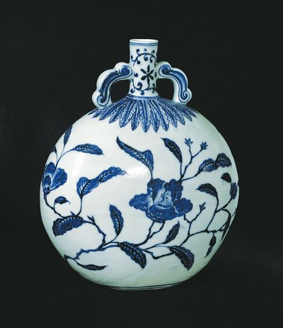 Peregrinos Cabaça Azul e Branca com Decorações Florais, c.1403-24 (cerâmica) de Chinese School