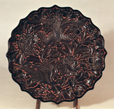 Placa com motivos florais e duas aves, Dinastia Yuan (1271-1368) (madeira lacada) de Chinese School