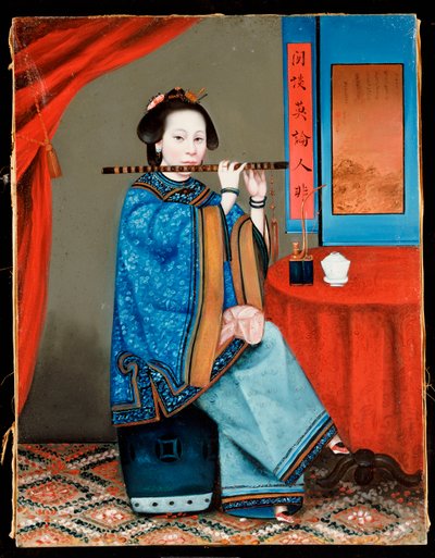 Retrato de uma senhora da corte sentada, com uma túnica azul, tocando flauta, com um cachimbo e uma xícara de chá em uma mesa ao lado, no final do século XIX de Chinese School