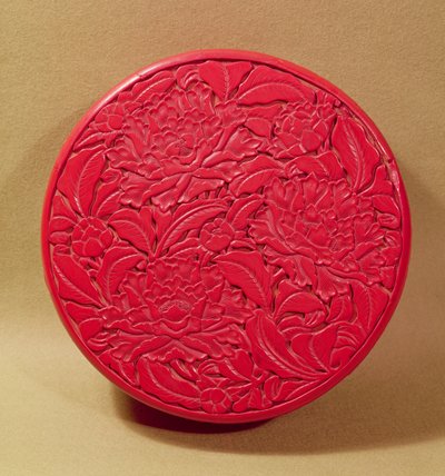 Caixa de laca vermelha decorada com peônias, c.1426-35 (verniz sobre madeira) (ver também 52020) de Chinese School