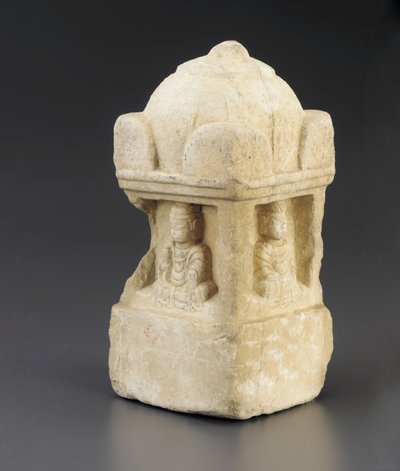 Pequena stupa, teto abobadado e figuras budistas ocupando recessos em todas as 4 faces, pedestal quadrado, Período de divisão, 557-581 de Chinese School