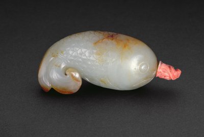 Garrafa de rapé em forma de um peixe com rabo de trevo enrolado (celadon e coral) de Chinese School