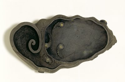 Tuan inkstone na forma de uma concha, dinastia Ching, do final do século 19 ao início-meados do século 19 (pedra esculpida) de Chinese School