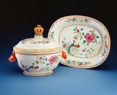 Terrina, tampa e suporte pintados com o padrão Duplo Pavão, período Qianlong (1736-95) (porcelana) de Chinese School