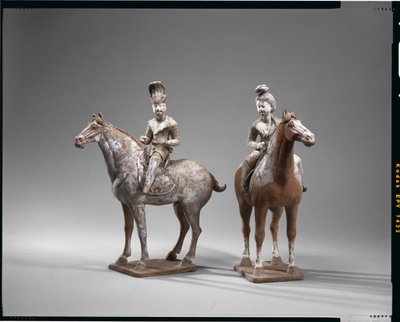 Duas figuras equestres, Dinastia Tang (louça de barro com pigmento sobre fundo branco) de Chinese School