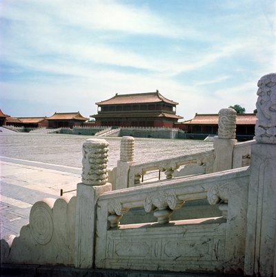 Vista da rampa central que leva do Salão da Harmonia Suprema, Dinastia Ming 1420 de Chinese School