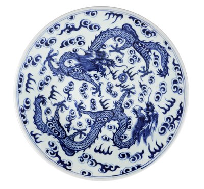 Placa branca e azul com dois dragões de quatro garras e chamas e nuvens estilizadas, 1662-1722 (cerâmica) de Chinese School