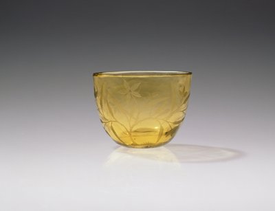 Taça de vinho, período Yongzheng, 1723-35 (vidro amarelo) de Chinese School
