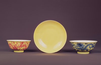 Taça amarela com dragões rouge-de-fer, período Chien Lung (1736-95) (cerâmica) de Chinese School