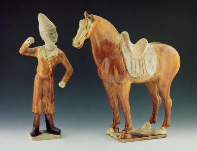 Figura do noivo usando um casaco e um chapéu pontudo com um cavalo selado, Dinastia Tang 618-906 (cerâmica e barro) de Chinese School Chinese School