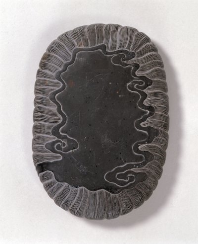 Tinta esculpida com padrões de ondas, provavelmente a dinastia Ming (pedra tuan cinza) (parte de baixo) (ver 142695) de Chinese School Chinese School