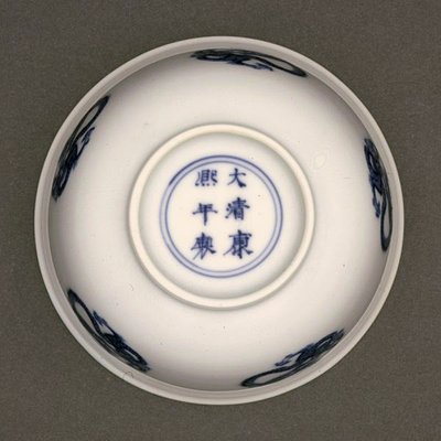 Parte inferior de uma tigela, marca Kangxi e período 1662-1722 (porcelana com subvidrado azul) (ver também 142284) de Chinese School Chinese School